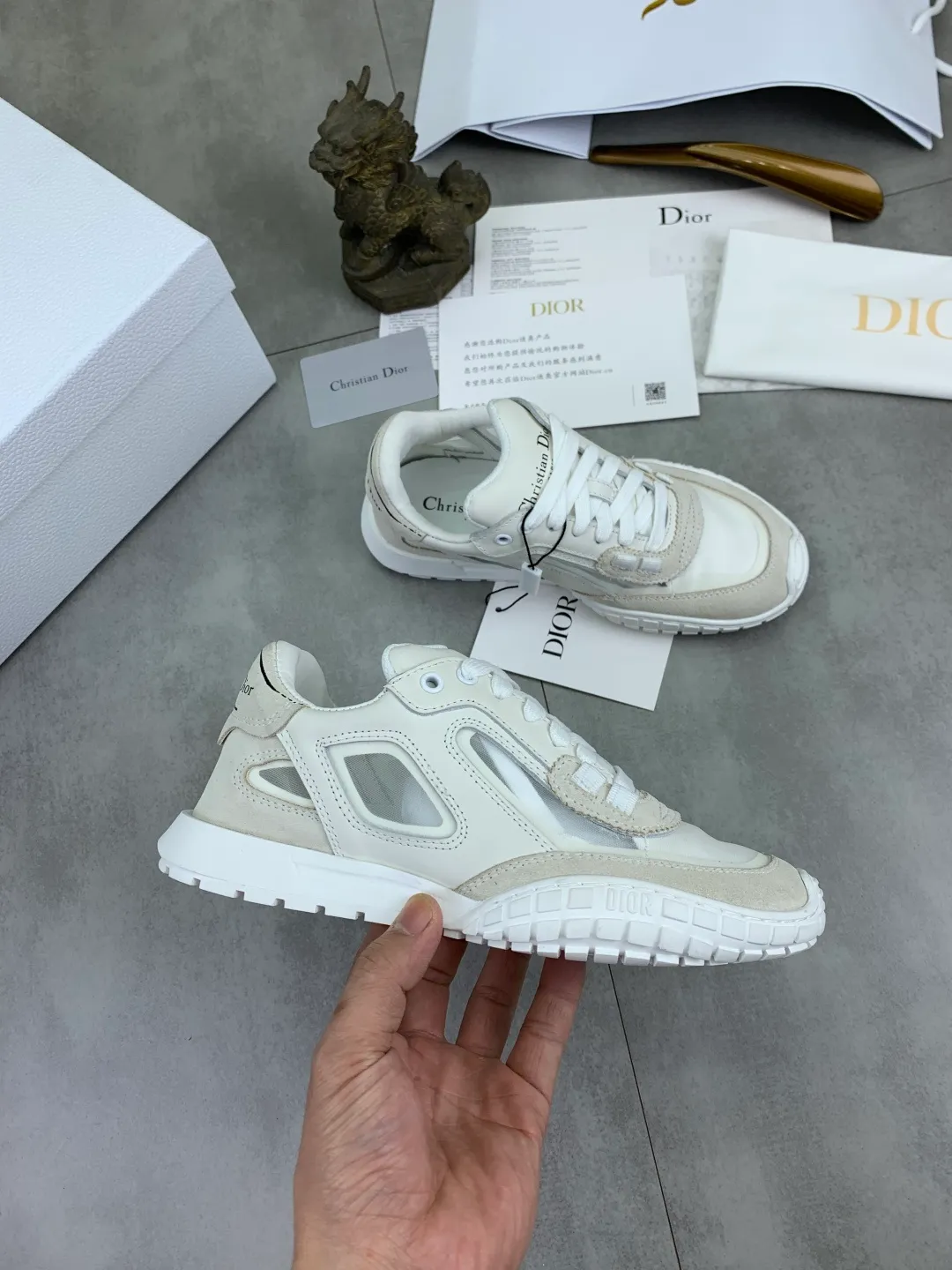 Men's men's shoes P520 new Dior Tech sneakers 2026 early spring series new products, with fashionable details, highlighting retro aesthetics. The light beige anti-suede cow leather upper is spliced ​​with apricot transparent mesh fabric on the side. The upper window edge is adhered with high-frequency flat ironing and back-pressure. It replicates the original craftsmanship, making it beautiful and comfortable without falling off. The interior is made of sheep lining of the same color, which is soft and comfortable. The heel and tongue are embellished with the Paris logo. The textured TPU soles with the same color logo. The high-end version is exquisitely packaged, adding a high-end style.  Code number: 35-46